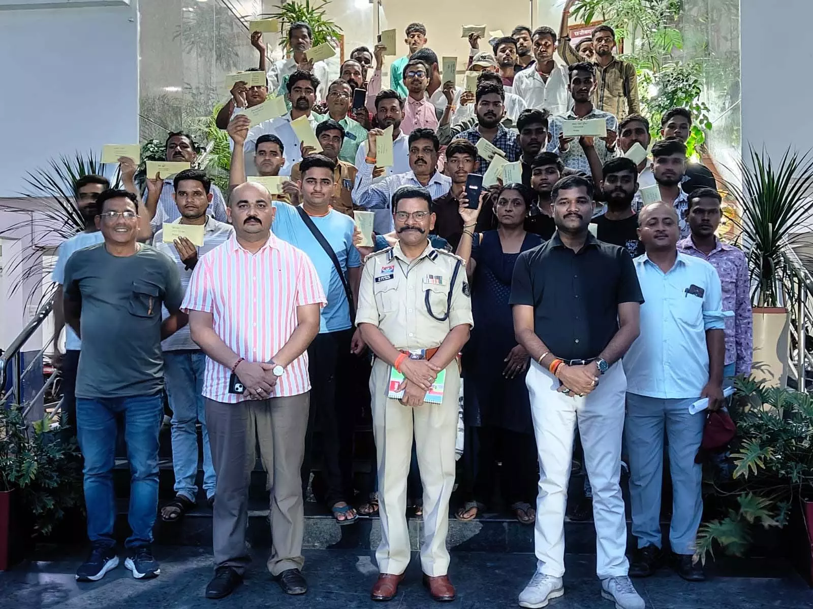 पुलिस ने 20 लाख के 100 गुम हुए मोबाइल फोन बरामद कर स्वामियों को किया सुपुर्द पुलिस ने 20 लाख के 100 गुम हुए मोबाइल फोन बरामद कर स्वामियों को किया सुपुर्द