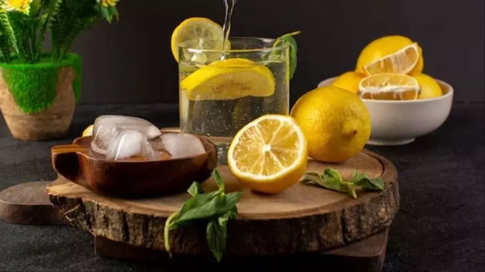 नींबू पानी: छोटा पेय, बड़े फायदे – जानें क्यों है ये Health के लिए वरदान नींबू पानी: छोटा पेय, बड़े फायदे – जानें क्यों है ये Health के लिए वरदान