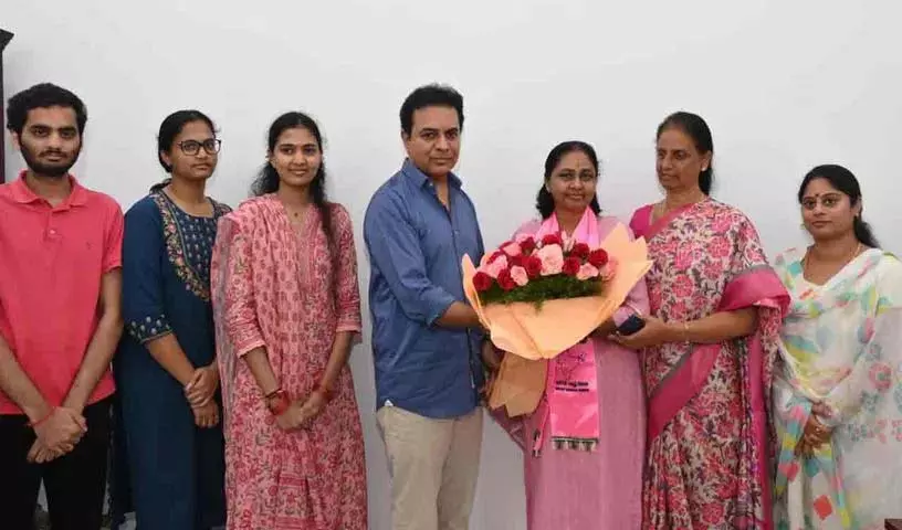 Maganti Sunitha ने तेलंगाना भवन में केटीआर से मुलाकात की Maganti Sunitha ने तेलंगाना भवन में केटीआर से मुलाकात की