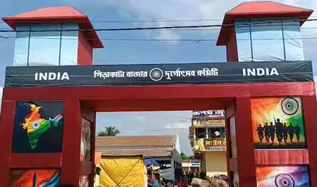 माओवादियों का गढ़ रहे पिराकाटा गांव में सजा दुर्गा पंडाल, राष्ट्र की रक्षा करते वीर सैनिक थीम पर आधारित माओवादियों का गढ़ रहे पिराकाटा गांव में सजा दुर्गा पंडाल, राष्ट्र की रक्षा करते वीर सैनिक थीम पर आधारित
