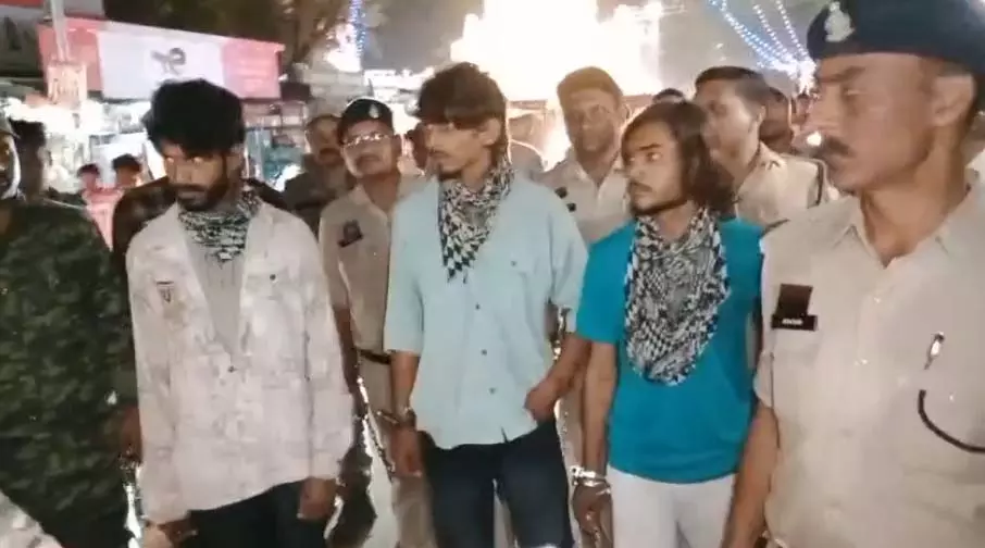 आदिवासी युवती से गैंगरेप: पुलिस ने आरोपियों का निकाला जुलूस आदिवासी युवती से गैंगरेप: पुलिस ने आरोपियों का निकाला जुलूस