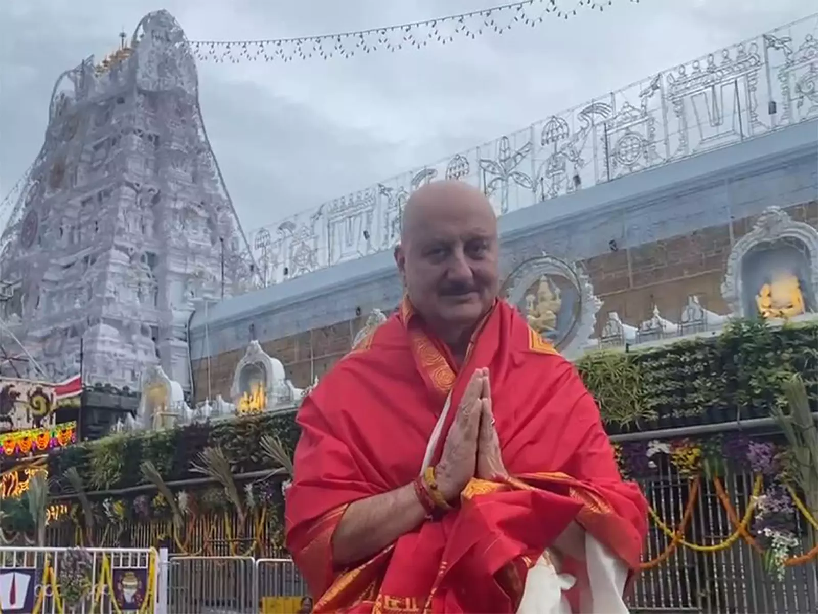 तन्वी द ग्रेट की दोबारा रिलीज पर भगवान वेंकटेश्वर की पूजा करने तिरुमाला मंदिर पहुंचे Anupam Kher तन्वी द ग्रेट की दोबारा रिलीज पर भगवान वेंकटेश्वर की पूजा करने तिरुमाला मंदिर पहुंचे Anupam Kher
