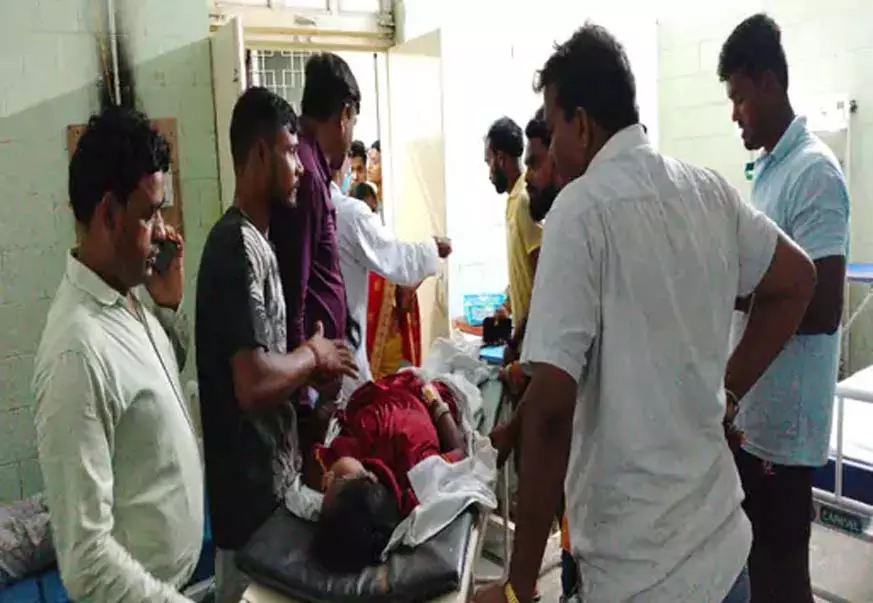 बिजली हादसा और भारी बारिश: परिवार के तीन लोग घायल, एक की मौत बिजली हादसा और भारी बारिश: परिवार के तीन लोग घायल, एक की मौत