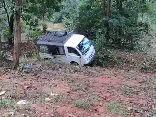 बच्चों से भरी स्कूल वैन सड़क से उतरी, चालक नशे में था आरोपी बच्चों से भरी स्कूल वैन सड़क से उतरी, चालक नशे में था आरोपी