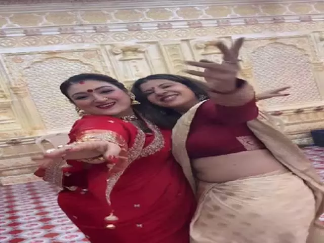 सुनीता आहूजा पर चढ़ा नवरात्रि का रंग, पंडाल में किया जमकर गरबा सुनीता आहूजा पर चढ़ा नवरात्रि का रंग, पंडाल में किया जमकर गरबा
