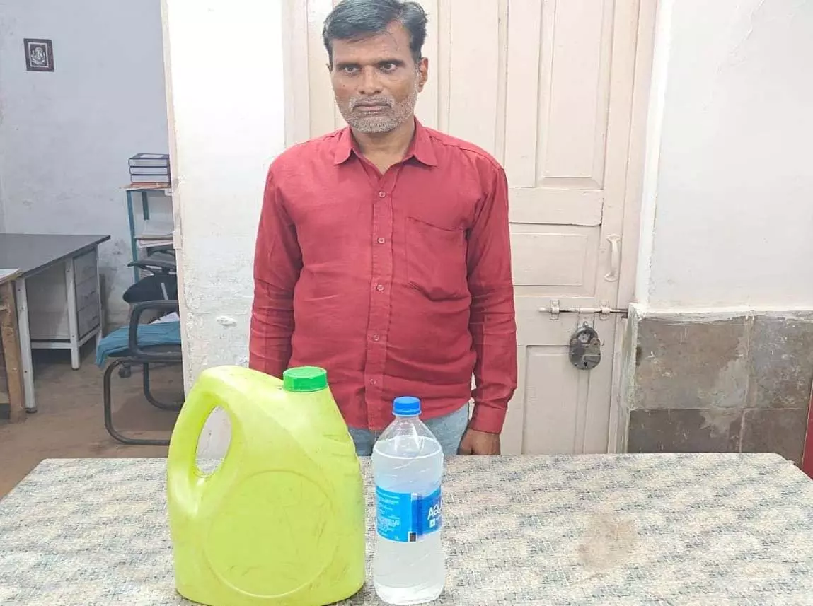 ग्राम देवरी में दबिश, 6 लीटर कच्ची महुआ शराब जब्त, आरोपी गिरफ्तार ग्राम देवरी में दबिश, 6 लीटर कच्ची महुआ शराब जब्त, आरोपी गिरफ्तार