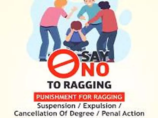 यूनिवर्सिटी में रैगिंग आरोप: 18 छात्रों को किया निलंबित यूनिवर्सिटी में रैगिंग आरोप: 18 छात्रों को किया निलंबित