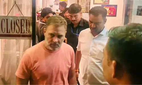 पिज्जा सेंटर पहुंचे थे राहुल गांधी, ग्राहकों के साथ सेल्फी ली