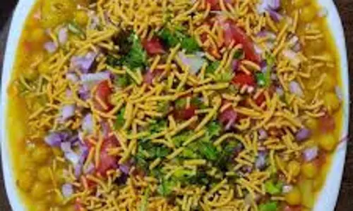 मशहूर गुपचुप-चाट गली में खाद्य विभाग की रेड, डीप फ्रीजर में सड़ा हुआ खाना था मशहूर गुपचुप-चाट गली में खाद्य विभाग की रेड, डीप फ्रीजर में सड़ा हुआ खाना था