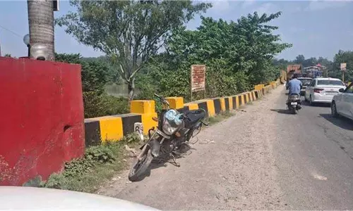 Himachal: ब्यास नदी के पुल से गिरी  पर्यटक की बाइक
