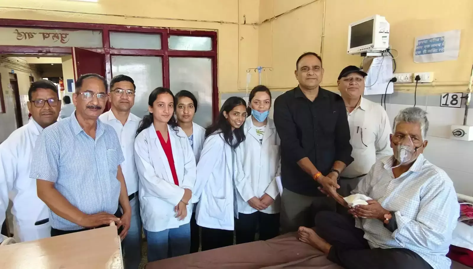 New Tehri: फार्मासिस्ट दिवस पर मरीजों को फल बांटे गए