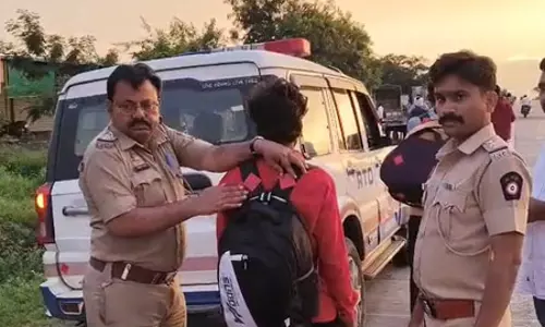 श्रद्धालुओं के बैगों पर लगाए जा रहे रिफ्लेक्टर, हादसे से होगा बचाव
