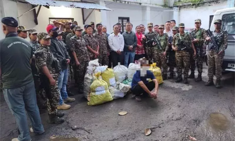 Manipur : इंफाल पूर्व में 25 लाख रुपये मूल्य की ड्रग्स जब्त, एक गिरफ्तार Manipur : इंफाल पूर्व में 25 लाख रुपये मूल्य की ड्रग्स जब्त, एक गिरफ्तार