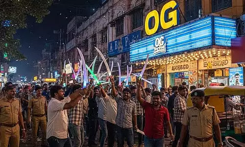 बेंगलुरु में पवन कल्याण के प्रशंसक हुए पागल: तलवारों के साथ नाचते हुए कुछ देर तक दहशत का माहौल