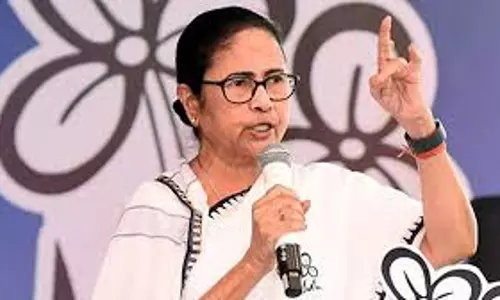 Kolkata: ममता बनर्जी ने हेमंत मुखर्जी को किया नमन