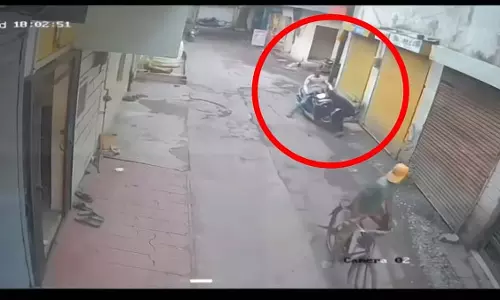 Indore : रिश्ता दोबारा शुरू करने से इनकार करने पर युवक ने पूर्व प्रेमिका को स्कूटर से टक्कर मारी Indore : रिश्ता दोबारा शुरू करने से इनकार करने पर युवक ने पूर्व प्रेमिका को स्कूटर से टक्कर मारी
