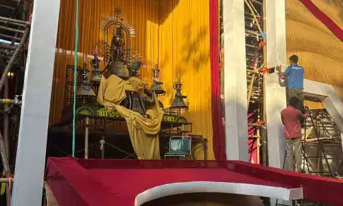 Durga Puja Celebrations: लाल रंग के रंगों से रंगी दिल्ली उत्सव में