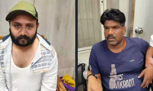 Indore : ट्रैक्टर छोड़ने के लिए रिश्वत लेते आईएमसी अधिकारी और एक अन्य गिरफ्तार