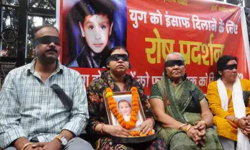 युग के परिवार ने HC के फैसले के खिलाफ शिमला में किया प्रदर्शन युग के परिवार ने HC के फैसले के खिलाफ शिमला में किया प्रदर्शन