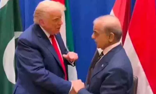 पाकिस्तानी प्रधानमंत्री शरीफ और फील्ड मार्शल मुनीर ने व्हाइट हाउस में ट्रंप से मुलाकात की पाकिस्तानी प्रधानमंत्री शरीफ और फील्ड मार्शल मुनीर ने व्हाइट हाउस में ट्रंप से मुलाकात की