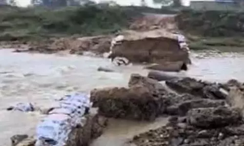नदी का जल स्तर बढ़ने से अस्थायी पुल बहा, ग्रामीण परेशान