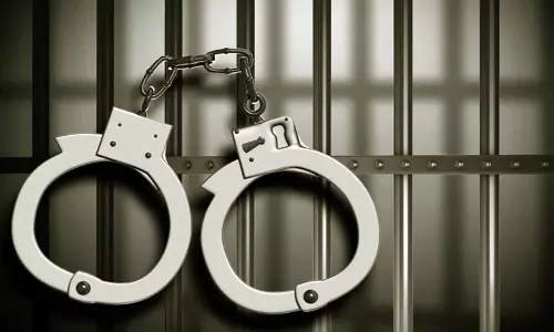 वाहन चोरी के मामले में दो गिरफ्तार, छापेमारी में 8 गाड़ियां बरामद