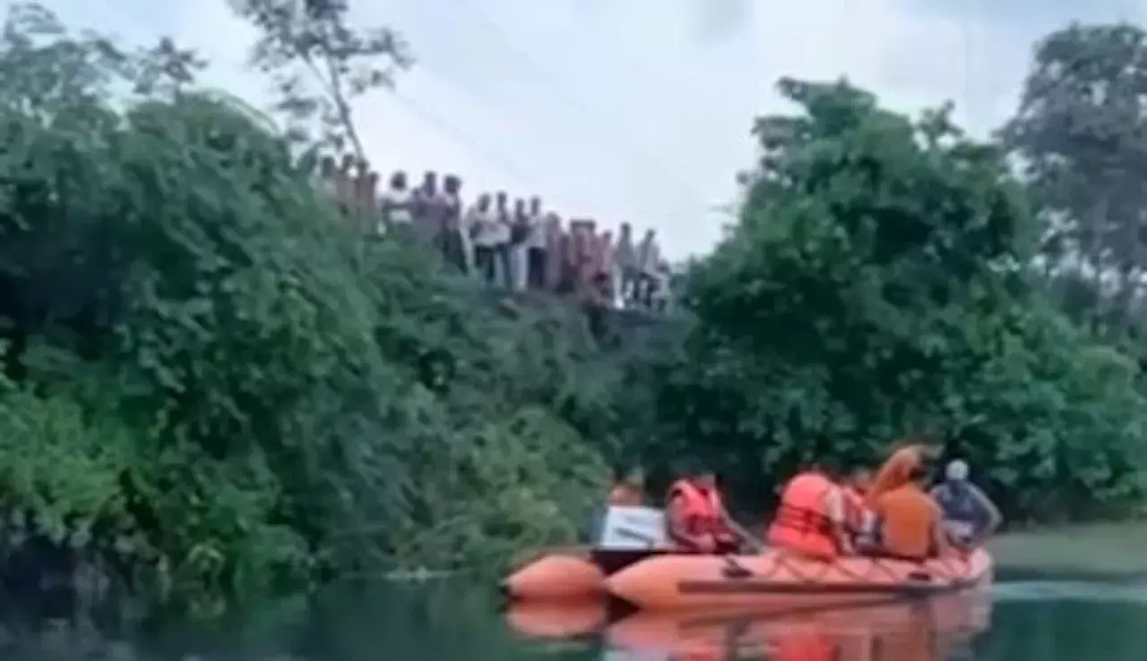 गजपति के हरभंगी बांध में कंटेनर ट्रक गिरा, बचाव कार्य जारी, चालक सुरक्षित