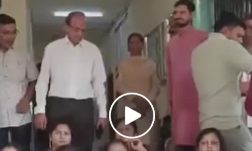 मोवा के आदर्श स्कूल में फिर हंगामा, पंडरी पुलिस मौके पर मोवा के आदर्श स्कूल में फिर हंगामा, पंडरी पुलिस मौके पर