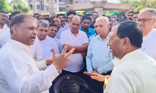 Haryana : तोड़फोड़ से नाराज उद्योगपतियों ने पानीपत विधायक से मुलाकात की Haryana : तोड़फोड़ से नाराज उद्योगपतियों ने पानीपत विधायक से मुलाकात की