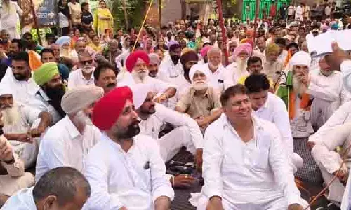Jalandhar: कांग्रेस कार्यकर्ताओं ने विरोध प्रदर्शन किया, सरकार की ‘जनविरोधी’ नीतियों की आलोचना की