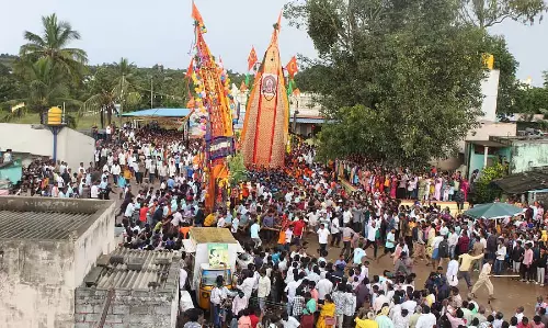 Anekal : बारिश के बावजूद भक्तों ने रथ को आगे बढ़ाया Anekal : बारिश के बावजूद भक्तों ने रथ को आगे बढ़ाया