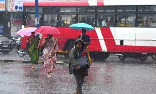 भारी बारिश से Hyderabad में यातायात बाधित, सड़कों पर पानी भर गया और नवरात्रि, बतुकम्मा उत्सव प्रभावित