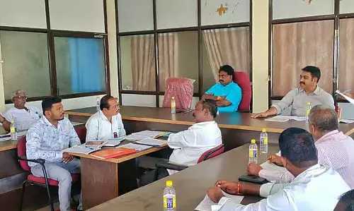 प्रशासनिक सुधारों के लिए कार्रवाई करें: देवेंद्र धनपाला ने निर्देश दिया