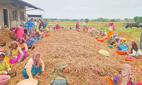 Karnataka : किसानों को कड़ी मेहनत के बावजूद कोई लाभ नहीं मिल रहा