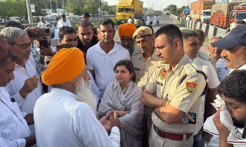 Haryana : किसानों ने शाहाबाद में यातायात रोका, सुचारू खरीद की मांग की Haryana : किसानों ने शाहाबाद में यातायात रोका, सुचारू खरीद की मांग की