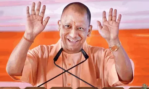 Lucknow: सीएम योगी ने छात्रों को दिया दिवाली गिफ्ट