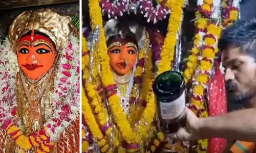 Navratri : रतलाम की कवलका माता को मदिरा भोग में चढ़ाया गया Navratri : रतलाम की कवलका माता को मदिरा भोग में चढ़ाया गया