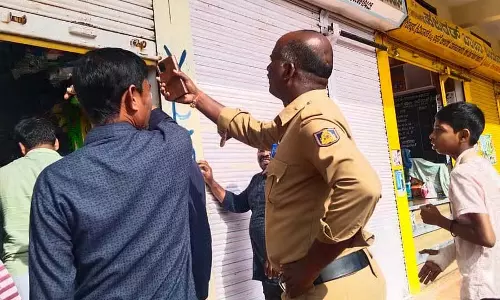 Chincharaki : 5 दुकानों में तोड़फोड़ और लूटपाट