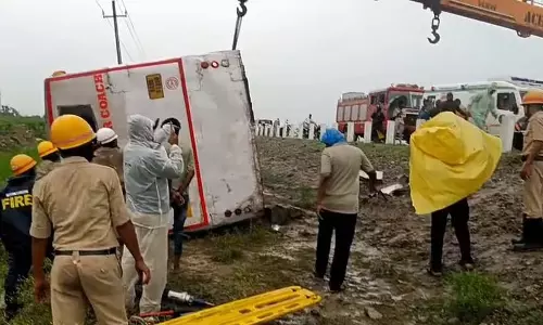 चालक के नियंत्रण खोने से बस पलटी: 15 लोग घायल चालक के नियंत्रण खोने से बस पलटी: 15 लोग घायल