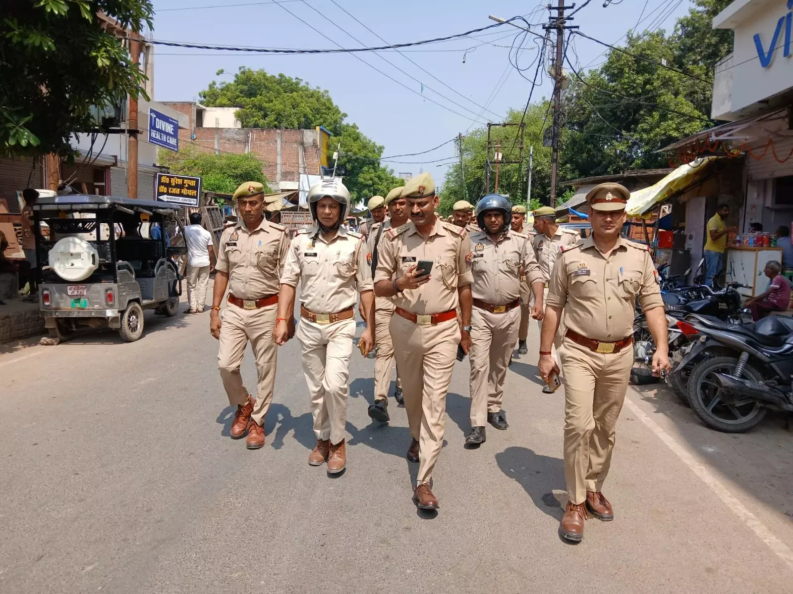 Farrukhabad: त्योहारों को लेकर पुलिस का विशेष फ्लैग मार्च