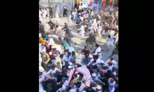 पुलिस ने सख्ती दिखाते हुए भीड़ पर लाठीचार्ज किया, जुमे की नमाज के बाद बवाल पुलिस ने सख्ती दिखाते हुए भीड़ पर लाठीचार्ज किया, जुमे की नमाज के बाद बवाल