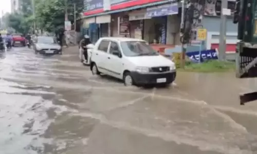 भारी बारिश से तेलंगाना बेहाल, दफ्तर जाने वालों को परेशानी का सामना करना पड़ रहा