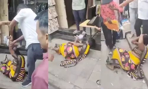 viral video में बेंगलुरु की महिला को छाती पर लात मारी गई, फुटपाथ पर पीटा गया