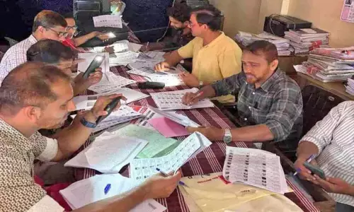 Kerala : मोबाइल फोन की रोशनी से मतदाता सूची की जाँच Kerala : मोबाइल फोन की रोशनी से मतदाता सूची की जाँच