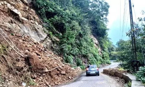 Kerala : पलचुरम बॉयज़ टाउन रोड पर विशाल चट्टानें खतरा पैदा कर रही
