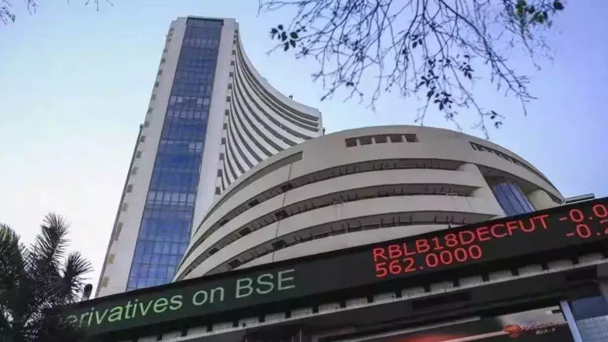 अमेरिकी फार्मा टैरिफ के कारण शेयर बाजार में भारी गिरावट, निफ्टी 24,700 से नीचे अमेरिकी फार्मा टैरिफ के कारण शेयर बाजार में भारी गिरावट, निफ्टी 24,700 से नीचे