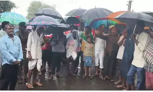 भारी बारिश से फसल को नुकसान: किसानों ने राज्य राजमार्ग जाम कर किया विरोध प्रदर्शन