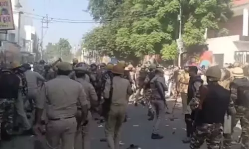 UP बरेली झड़प: पुलिस ने आई लव मुहम्मद पोस्टर वाले प्रदर्शनकारियों पर लाठीचार्ज किया