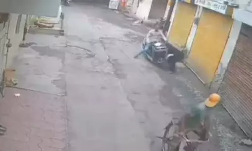 Indore में एक व्यक्ति ने अपनी पूर्व प्रेमिका को स्कूटर से टक्कर मार दी Indore में एक व्यक्ति ने अपनी पूर्व प्रेमिका को स्कूटर से टक्कर मार दी