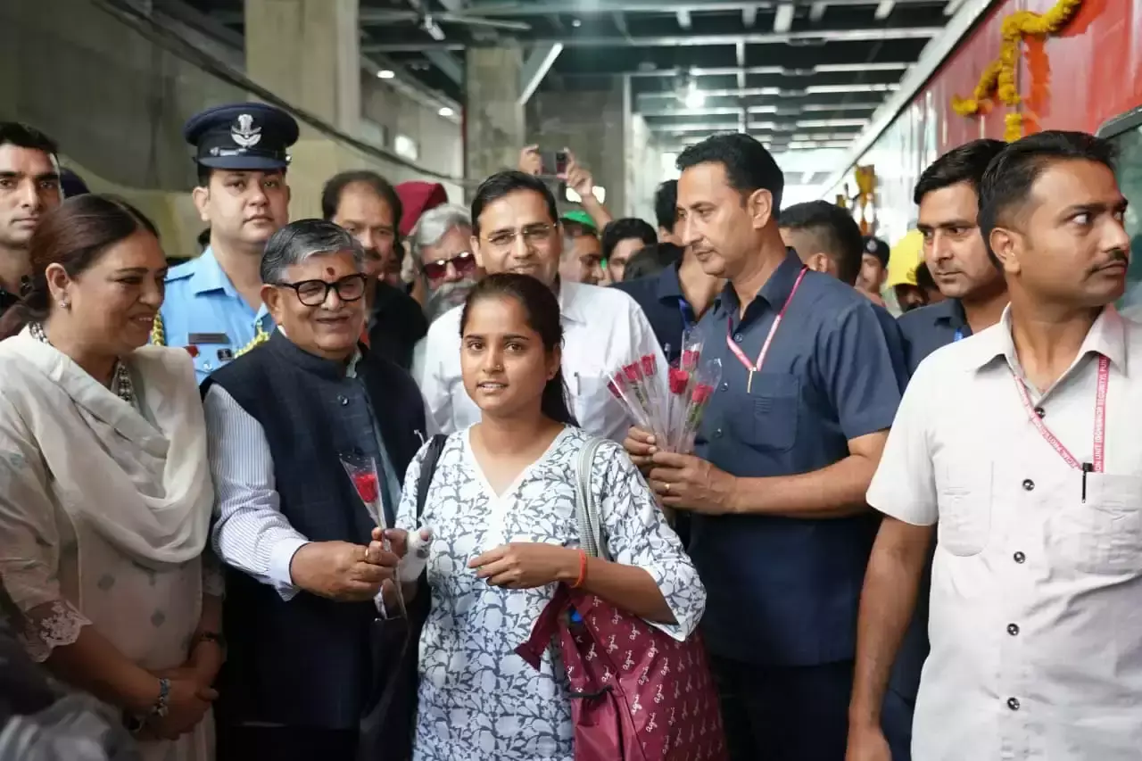 Chandigarh: नई सुपरफास्ट ट्रेन का स्वागत करते हुए राज्यपाल ने जताई खुशी Chandigarh: नई सुपरफास्ट ट्रेन का स्वागत करते हुए राज्यपाल ने जताई खुशी
